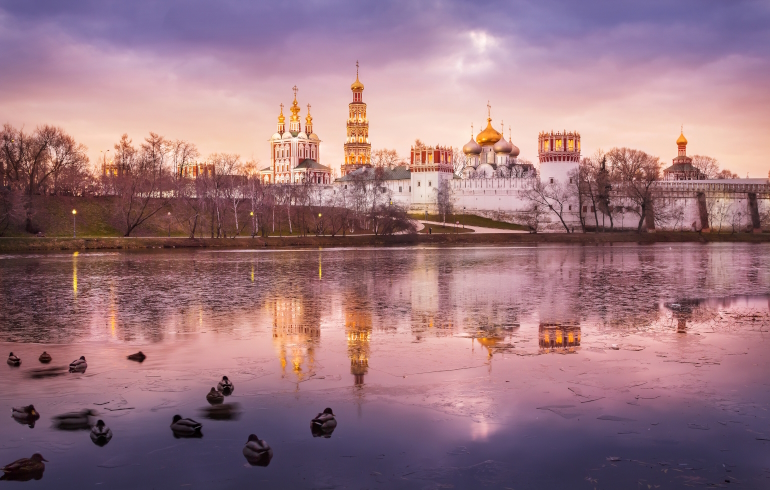 Москва. 2013 год. Обитель Новодевичьего монастыря со стороны Новодевичьих прудов Москва. 2013 год. Обитель Новодевичьего монастыря со стороны Новодевичьих прудов
